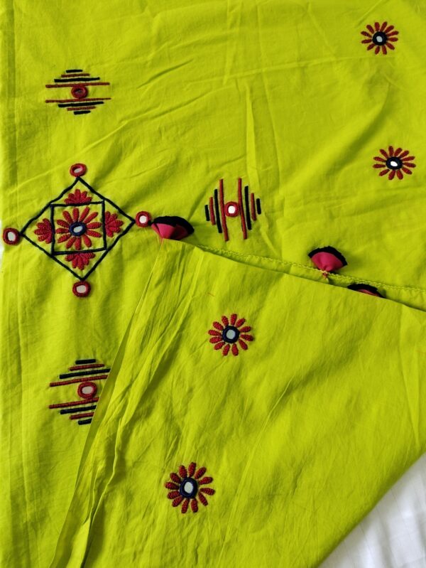 Ghabakala_SKUDUPATTAN03_Light-Green-Hand-Embroidered-Mirror-Work-Cotton-Dupatta