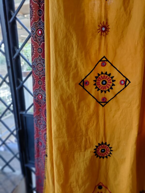 Ghabakala_SKUDUPATTAN05_Turmeric-Yellow-Hand-Embroidered-Mirror-Work-Cotton-Dupatta-9