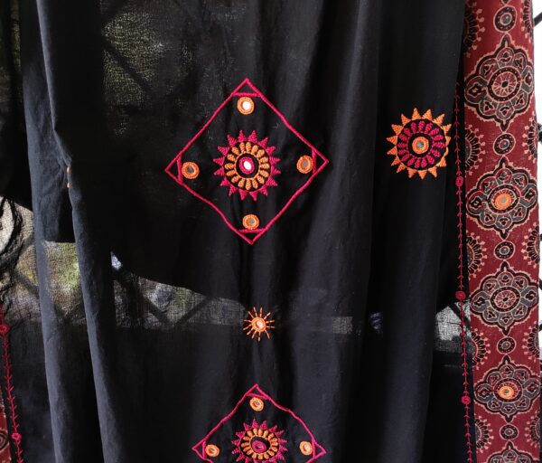 Ghabakala_SKUDUPATTAN06_Black-Hand-Embroidered-Mirror-Work-Cotton-Dupatta