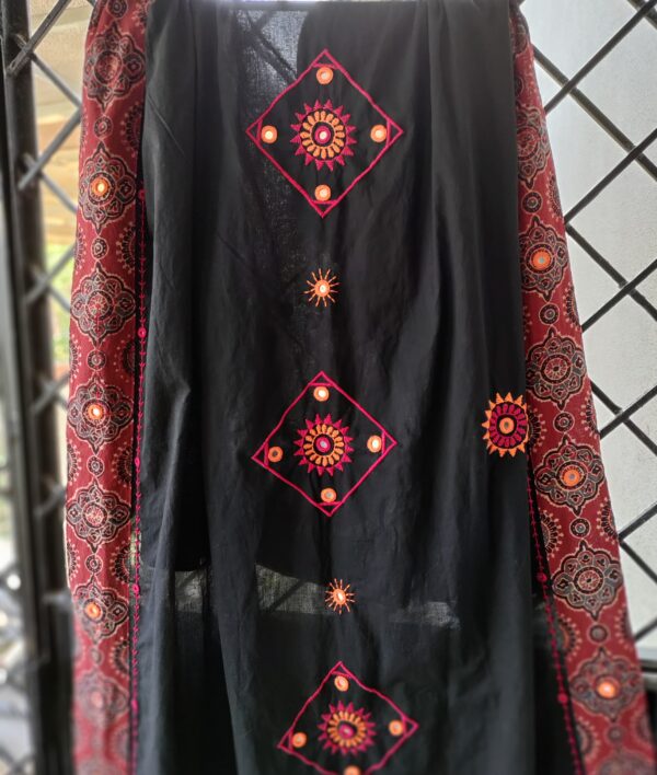 Ghabakala_SKUDUPATTAN06_Black-Hand-Embroidered-Mirror-Work-Cotton-Dupatta